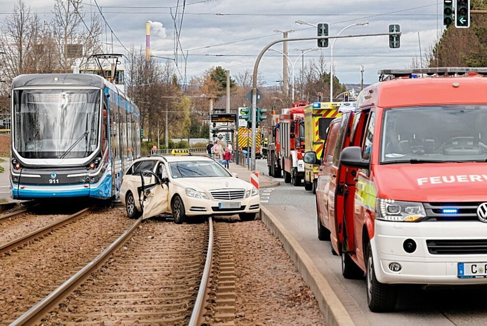 Taxi trifft Tram unsanft: Crash auf der Stollberger Straße - Taxi trifft Tram. Foto: Harry Härtel