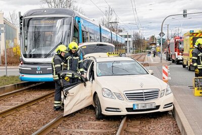 Taxi trifft Tram unsanft: Crash auf der Stollberger Straße - Rettungskräfte begutachten das verunglückte Fahrzeug. Foto: Harry Härtel