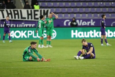 Team bleibt nach Glanz-Choreo der Fans einen glänzenden Auftritt schuldig - Am Ende trennte sich Aue vom MSV Duisburg 1-1. Foto: Alexander Gerber