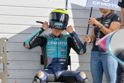 Team CFMOTO Racing PrüstelGP 2023 mit neuen Fahrern - Xavier Artigas streift auch 2023 den Helm für das Team CFMoto PrüstelGP über ... Foto: Thorsten Horn