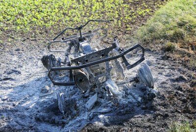Technischer Defekt: Quad steht auf Feldweg im Vollbrand - Ein Quad brannte bei Grimma auf einem Feldweg vollständig ab. Foto: Sören Müller