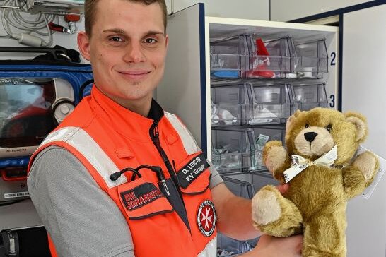 Teddys helfen Kinder zu trösten - Dominik Leistner, Notfallsanitäter der Johanniter-Rettungswache in Bad Schlema, hält einen Trösteteddy in Händen. Foto: Ralf Wendland