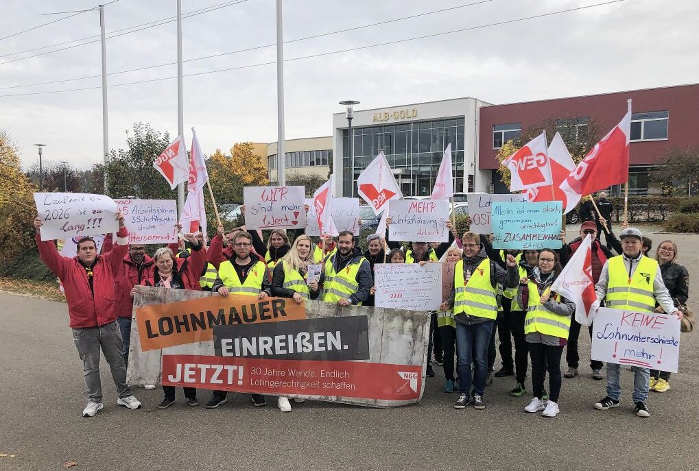 Teigwaren Riesa: Nudel-Protest vor dem Alb-Gold Werk - Streikende TWR vor Alb- Gold in Trochtelfingen. Foto: NGG Landesbezirk Ost