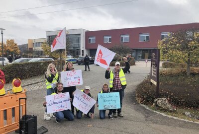 Teigwaren Riesa: Nudel-Protest vor dem Alb-Gold Werk - Streikende TWR vor Alb- Gold in Trochtelfingen. Foto: NGG Landesbezirk Ost.