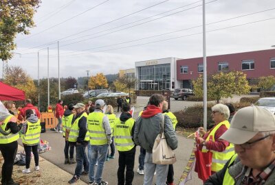 Teigwaren Riesa: Nudel-Protest vor dem Alb-Gold Werk - Streikende TWR vor Alb-Gold in Trochtelfingen. Foto: NGG Landesbezirk Ost