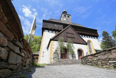 Teile des SED-Vermögens fließen in die Region -  Das Dach der Großrückerswalder Wehrkirche wird mittels ehemaliger SED-Gelder saniert. Foto: Jan Görner