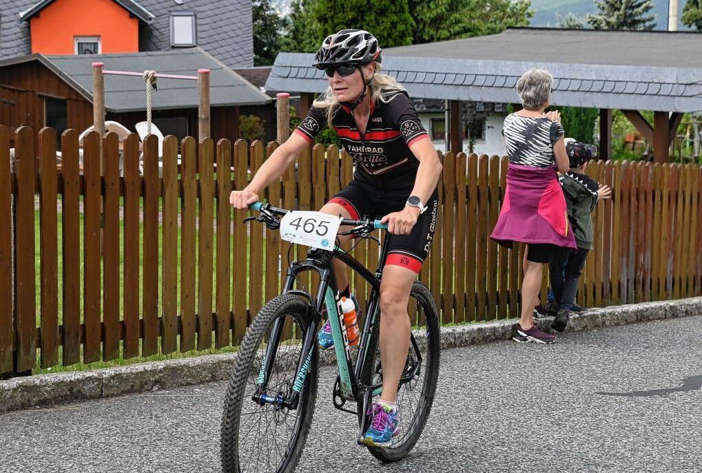Teilnehmerrekord beim 6. Run vs. Bike vs. Rollski - Die schnellste Radfahrerin war Sandra Schaarschmidt vom RSV Erzgebirge. Foto: Ramona Schwabe