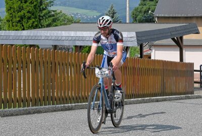 Teilnehmerrekord beim 6. Run vs. Bike vs. Rollski - Radfahrer Martin Pährisch aus Drebach ist der Gesamtsieger. Foto: Ramona Schwabe