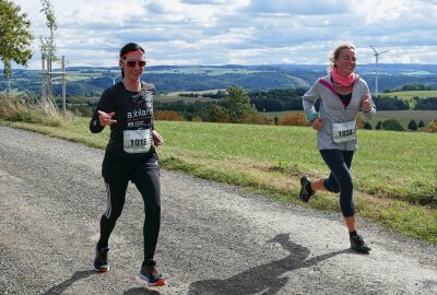 Teilnehmerrekord beim Amtsberger Panoramalauf - Antje Vogel aus Gornau und Kristin Renner aus Kemtau waren die schnellsten Frauen über 10 Kilometer. Foto: Andreas Bauer