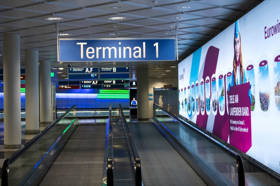 Terminal am Münchner Flughafen zeitweise geräumt - Fast menschenleer zeigt sich das Terminal 1 am Flughafen München, nachdem es zwischenzeitlich wegen einer Personenfahndung geräumt wurde.