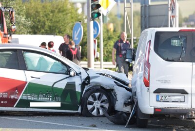 Tesla gegen Transporter geschleudert: Vollsperrung und zwei Verletzte auf der B175 - Schwerer Unfall auf der B175 in Glauchau. Foto: Andreas Kretschel