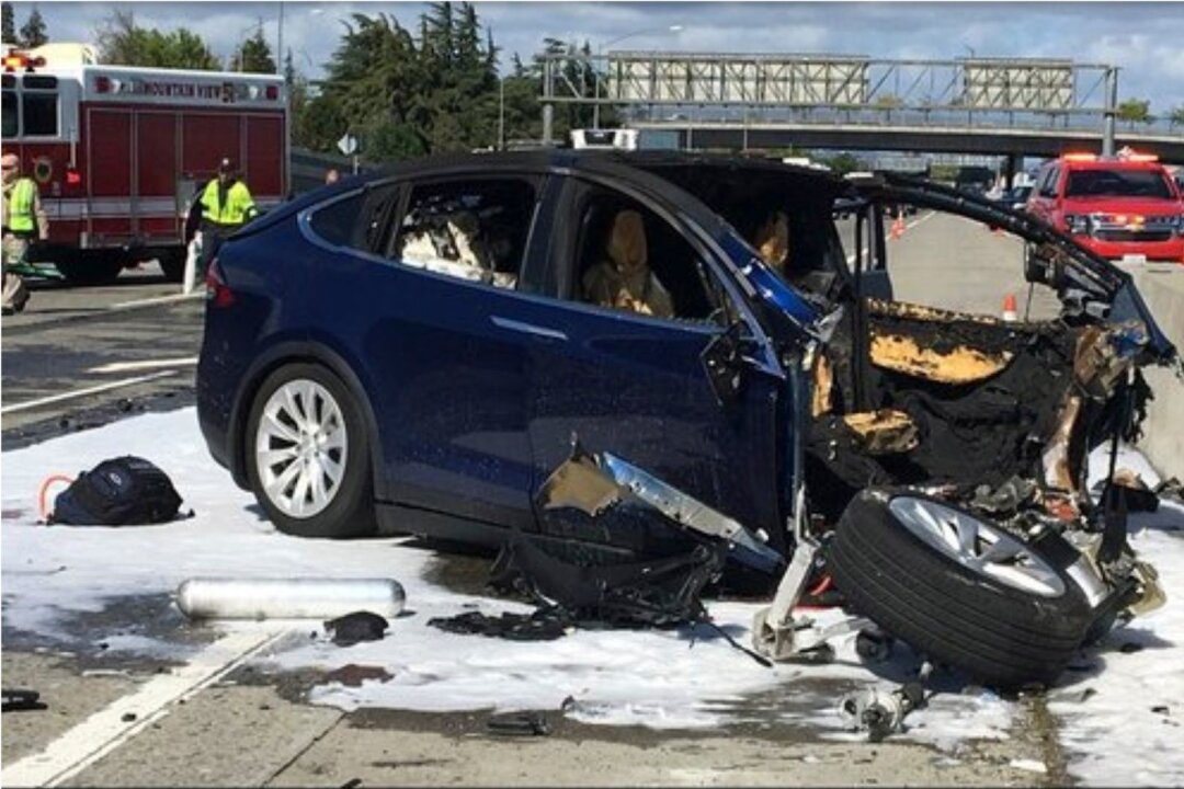 Tesla will Vergleich im Verfahren um "Autopilot"-Todesfall - Ein Mann fuhr im Jahr 2018 mit seinem Tesla bei eingeschaltetem "Autopilot"-System gegen einen Betonpoller in Kalifornien.