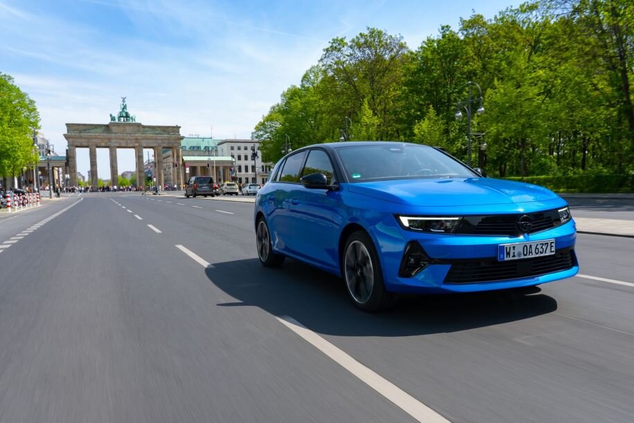 Testfahrt im Astra Electric: Neuer Antrieb, vertraute Optik - Auch als Electric bleibt sich der Opel Astra treu und behält die klassische Form einer Kompaktlimousine.