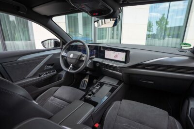 Testfahrt im Astra Electric: Neuer Antrieb, vertraute Optik - Das Cockpit vom Opel Astra Electric ist vergleichsweise konventionell. Um das "Pure"-Panel gibt es noch immer genügend Schalter und Taster für alle wichtigen Grundfunktionen.