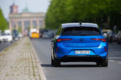 Testfahrt im Astra Electric: Neuer Antrieb, vertraute Optik - Optisch hat sich der Astra kaum verändert: Auch bei der Heckform des Electric wagt Opel keine Experimente.
