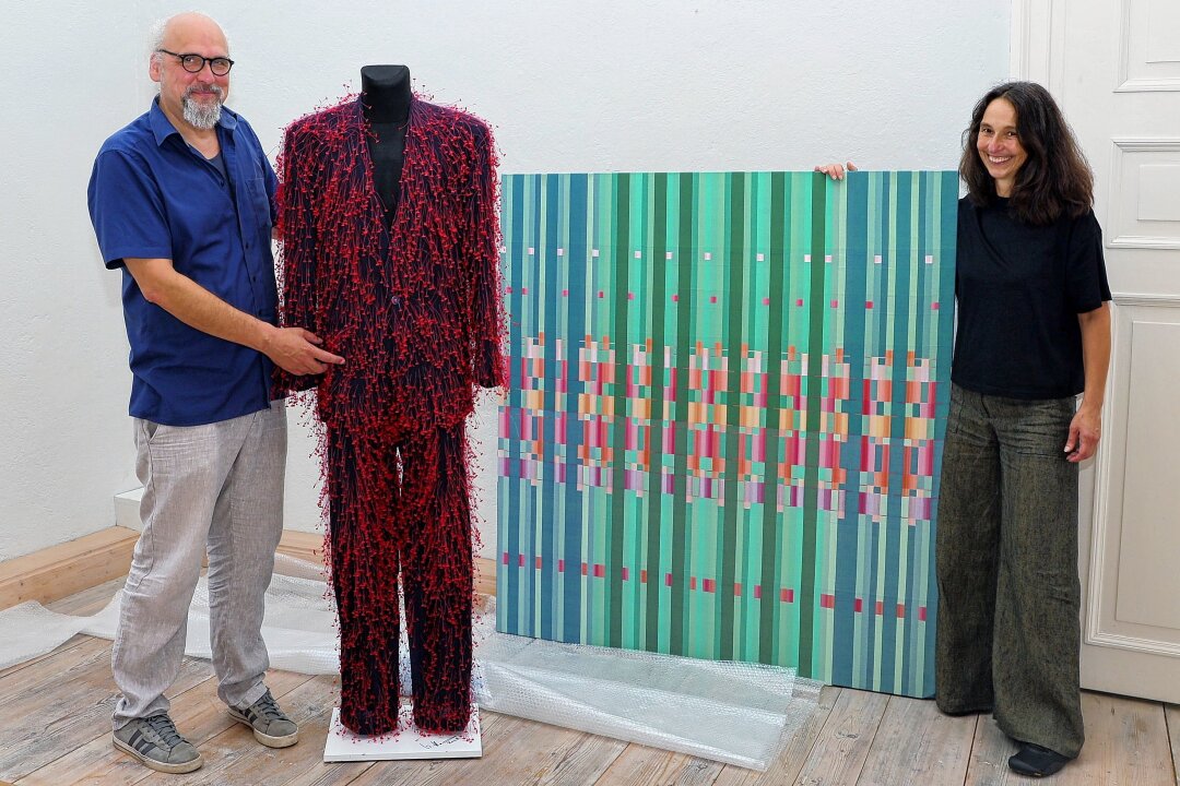"Textile Welten" werden bis 19. November auf Schloss Rochsburg gezeigt - Wolfgang Horn und Barbara Esser mit ihren Kunstwerken Foto: Andrea Funke