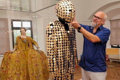 "Textile Welten" werden bis 19. November auf Schloss Rochsburg gezeigt - Wolfgang Horn mit einer Figur aus Buttons-Gold. Foto: Andrea Funke