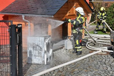 Thalheim: Feuerwehr rettet Hunde aus brennendem Haus - Der Brand wurde zügig gelöscht. Zur Brandursache gibt es noch keine Erkenntnisse. Foto: B&S/Alexander Wilhelm