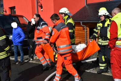 Thalheim: Feuerwehr rettet Hunde aus brennendem Haus - Am Sonntagmorgen brach in einem Wohnhaus in Thalheim ein Feuer aus. Foto: B&S/Alexander Wilhelm