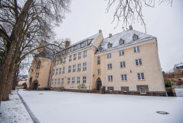 Das größtenteils leerstehende Gymnasium ist nun im Besitz der Stadt Thalheim. Foto: ERZ-Foto/Georg Ulrich Dostmann