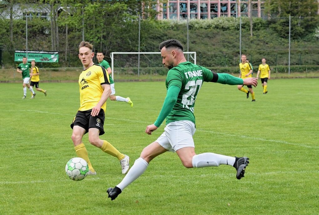 Thalheim spielt Unentschieden gegen Auerbach - Der SV Tanne Thalheim - am Ball Robin Kirsch - hat Unentschieden gespielt gegen Auerbach. Foto: Ralf Wendland
