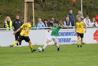 Thalheim spielt Unentschieden gegen Auerbach - Der SV Tanne Thalheim - am Ball Louis Woidtke - hat Unentschieden gespielt gegen Auerbach. Foto: Ralf Wendland