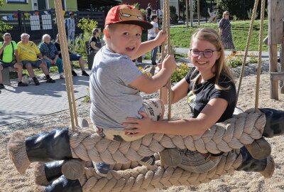 Beim Spielplatzfest in Thalheim - im Bild Luisa Richter und der vierjährige Samuel Neubert. Foto: Ralf Wendland