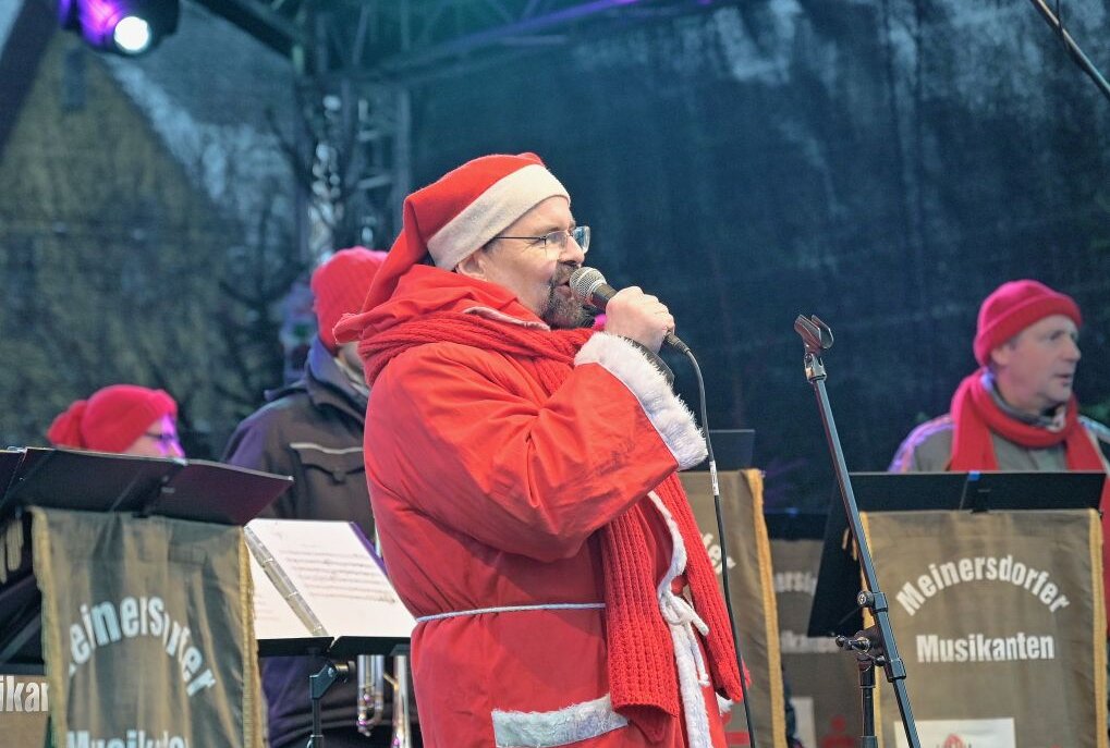 Thalheimer Weihnachtsmarkt war gut besucht - Auf der Bühne hat es ein buntes Programm gegeben - unter anderem mit den Meinersdorfer Musikanten. Foto: Ralf Wendland
