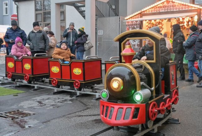 Thalheimer Weihnachtsmarkt war gut besucht - Auch eine Eisenbahn für Kinder ist in Thalheim beim Weihnachtsmarkt gefahren. Foto: Ralf Wendland
