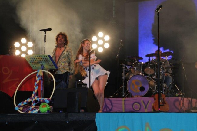 The Love & Peace Revue feiert Hippie-Ära - Auf dem Rochlitzer Berg stand am Freitag alles im Zeichen von Liebe und Frieden. 