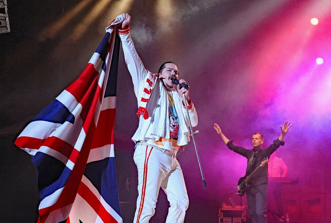 "The Show Must Go On": Queen-Night im Plauener Parktheater - Freddie-Double Harry-Rose schreitet die Bühne mit der Nationalflagge des Vereinigten Königreichs ab. Foto: Thomas Voigt