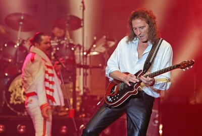 "The Show Must Go On": Queen-Night im Plauener Parktheater - Gitarrist Stefan Pfeiffer mimte das Queen-Original Brian May. Foto: Thomas Voigt