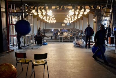 Theater Chemnitz weiht große Bühne im Spinnbau ein - Innen wird noch eifrig gewerkelt, damit am Freitag zu ersten Premiere alles glatt geht. Foto: Steffi Hofmann