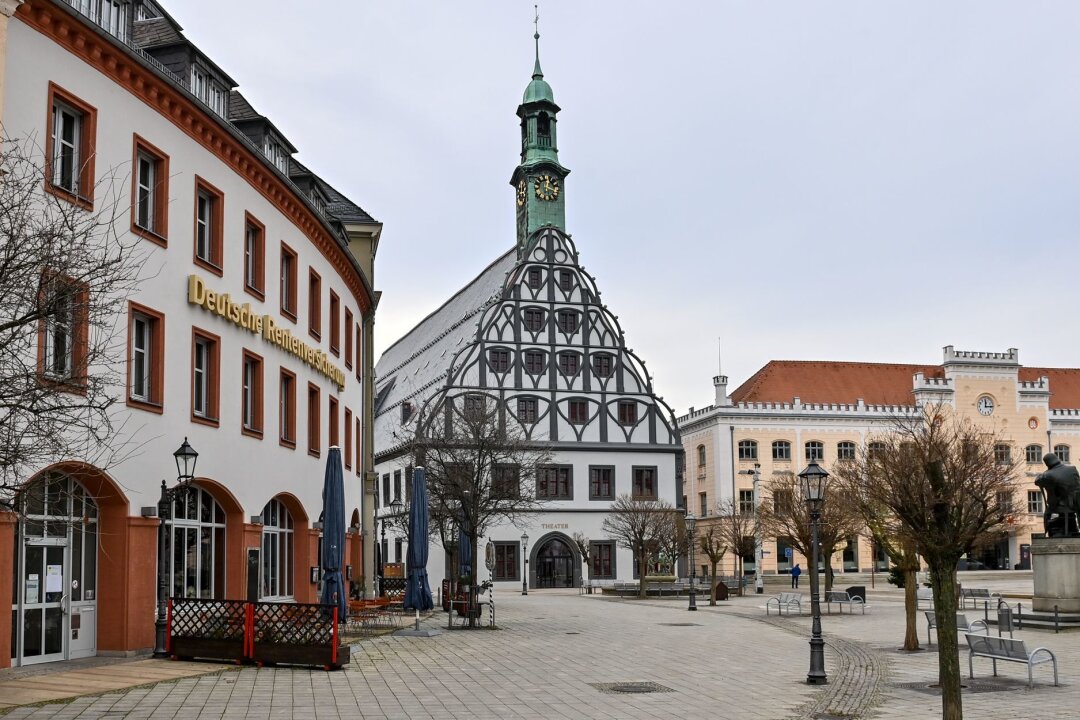 Theater Plauen-Zwickau thematisiert Wahl im neuen Spielplan - Die spätgotische Giebelfassade des Gewandhauses (M) - Spielstätte des Theaters Plauen-Zwickau - prägt des Bild im Zentrum von Zwickau. In direkter Nachbarschaft (rechts) steht das Rathaus der Stadt.
