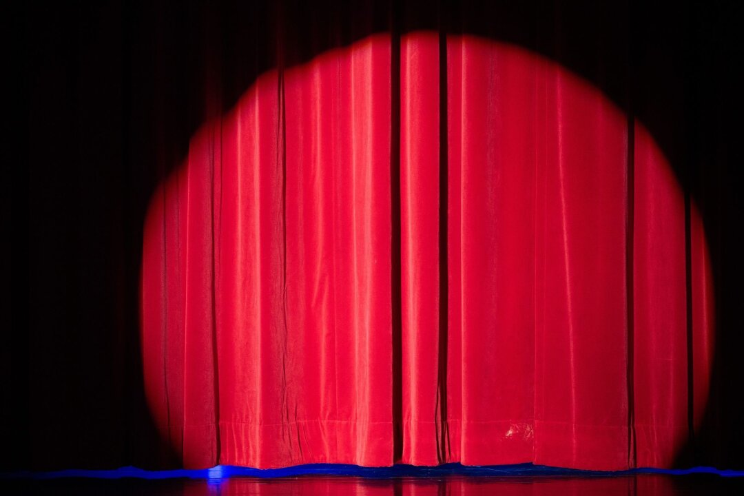 Theatertreffen soll Vielfalt der Theaterlandschaft zeigen - Ein Scheinwerfer erhellt den Vorhang auf einer Bühne.