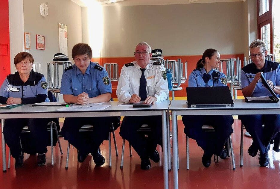 Zuständige Bürgerpolizisten und der Leiter des Polizeireviers Südost Uwe Stöhr (Mitte) sprachen in Liebertwolkwitz mit Anwohnern. Foto: Anke Brod