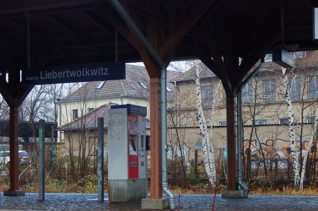 Der Bahnhof in Leipzig-Liebertwolkwitz hat sich lokal zum Ärger der Anwohner zum Schwerpunkt von Lärm und Zerstörungswut entwickelt. Foto: Anke Brod