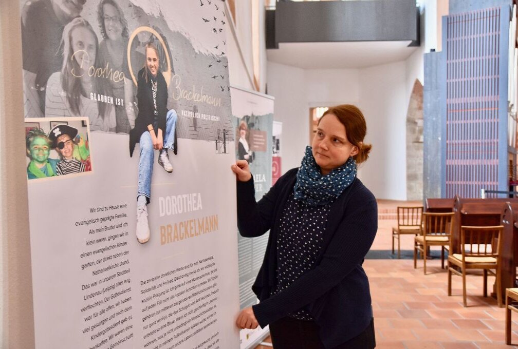 Themenmonat in Jakobikirche: Frauen erzählen Lebensgeschichte - Sabine Winkler an einem der ausgestellten Plakate in der Jakobikirche. Foto: Steffi Hofmann