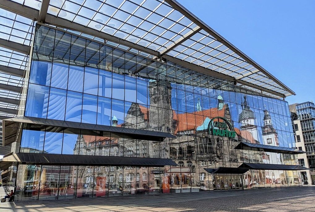 Themenstunde zu "Der Preis des Glases" - Das Kaufhof-Gebäude ist ein Beispiel für großflächige Glasfassaden in der Stadt. Foto: Steffi Hofmann