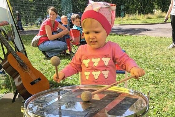 Der Mobile Kinderproberaum lädt am Samstag im Tietz schon die Kleinsten zum Ausprobieren verschiedener Musikinstrumente ein. Foto: Steffi Hofmann