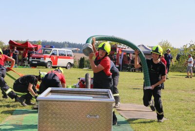 Theuma holt den Vogtlandcup im Löschangriff der Feuerwehren - Die Reuther Feuerwehr kämpft um ihre beste Zeit. Foto: Simone Zeh