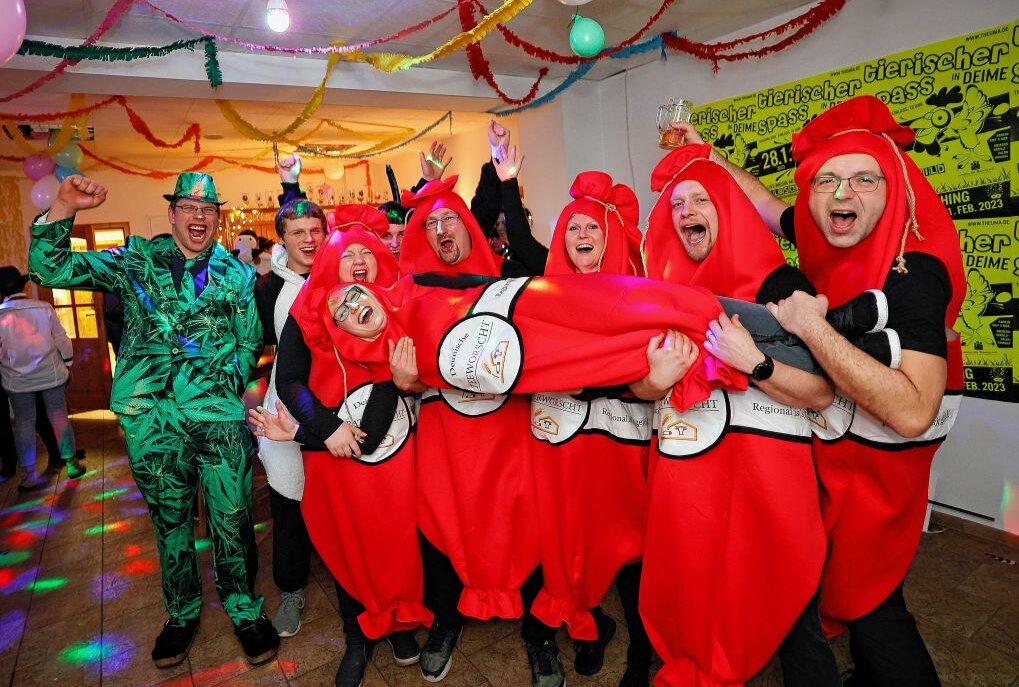 Theumaer feiern tierische Faschings-Fete - Der Gruppenverband "Deimische Worscht" erhielt das Gütesiegel originellstes Kostüm. Foto: Thomas Voigt