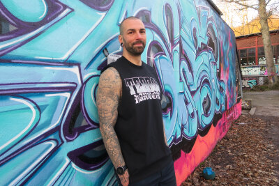 Thomas (39) aus Chemnitz: Zwischen lustigen Achsel-Tattoos und emotionalen Erinnerungen - Thomas liebt Hardcore- und Metalkonzerte. Auch von einigen Bands hat er Tattoos auf seiner Haut.