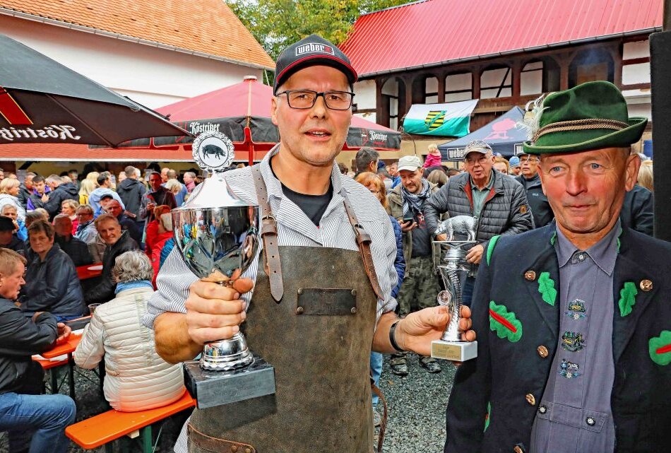 Falk Wunschel aus Seelingstädt hat das diesjährige Sauduell gewonnen und nahm die beiden Siegerpokale mit nach Hause. Foto: Th. Michel