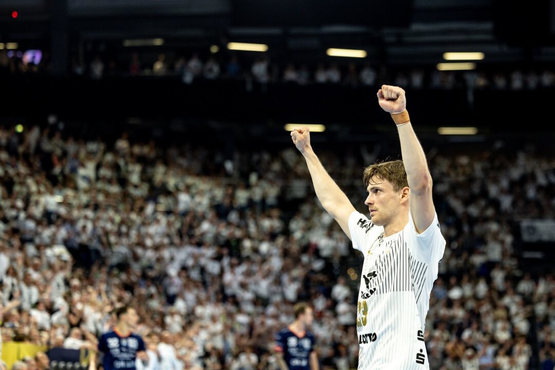 THW Kiel feiert Handball-Wunder und "eine magische Nacht" - Kiels Rune Dahmke jubelt nach dem Sieg gegen Montpellier.