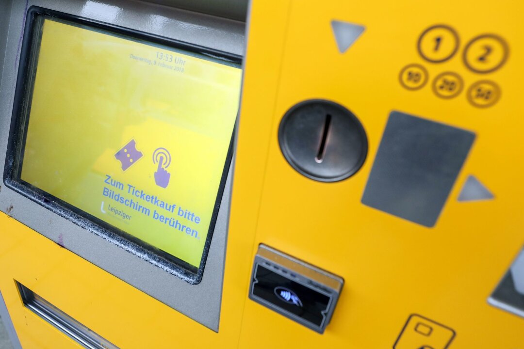 Ticketpreise im Mitteldeutschen Verkehrsverbund steigen - An einer Haltestelle in Leipzig steht ein Automat für Tickets.