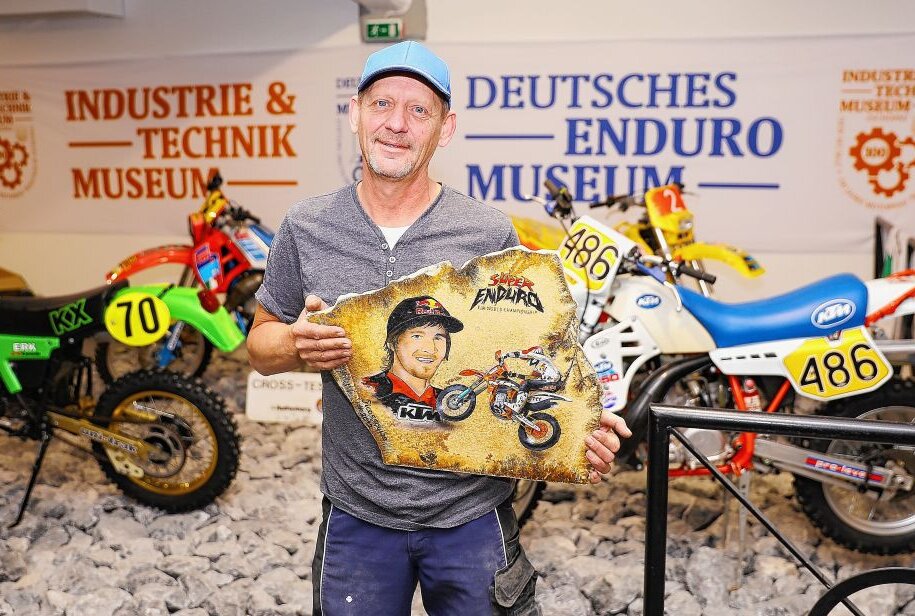 Uwe Picasso vom Deutschen Enduro Meuseum in Zschopau freuts sich auf Superstar "Taddy" Blazusiak Foto: Thoma sFritzsch/PhotoERZ