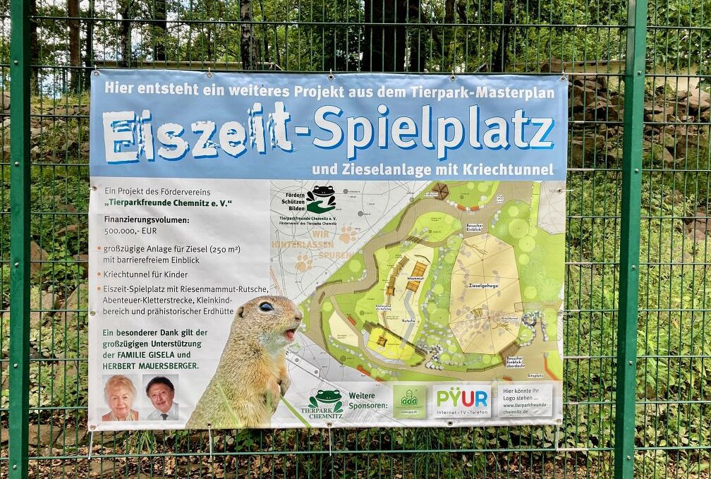 Tierpark Chemnitz: Wegen Bauarbeiten werden Wege gesperrt - Eines der nächsten großen Projekte ist der Bau eines Eiszeitspielplatzes. Ein Plakat im Tierpark informiert bereits darüber. Foto: Steffi Hofmann