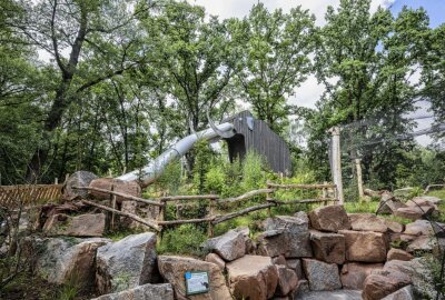 Tierpark-Spielplatz: Zum Ferienbeginn erstmal austoben - Der Blick auf das Mammut als Rutsche des Spielplatzes. Foto: Ralph Kunz