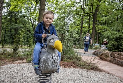 Tierpark-Spielplatz: Zum Ferienbeginn erstmal austoben - Emil freut sich auf einem Dodo spielen zu können. Foto: Ralph Kunz